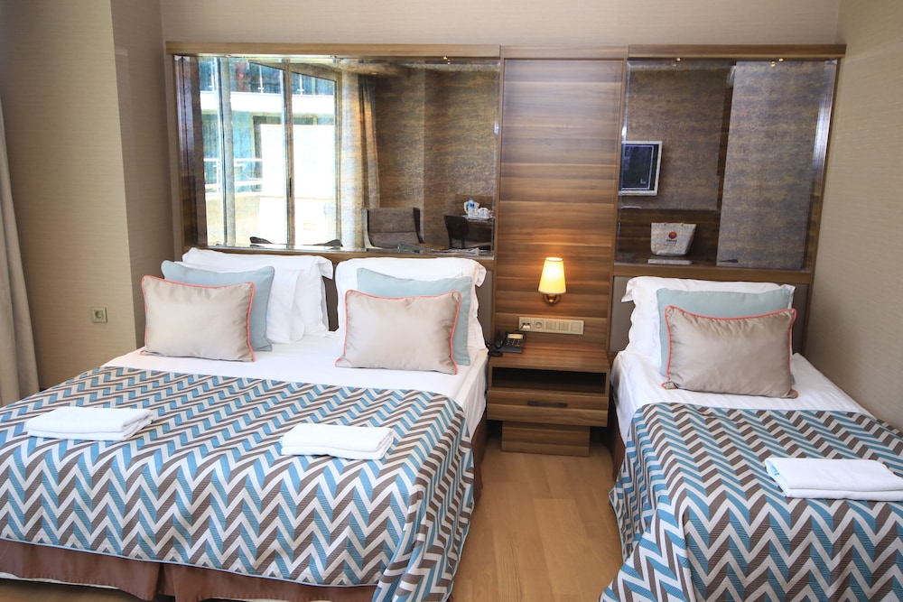 Deluxe Double Room, Sea View thumbnail 6
