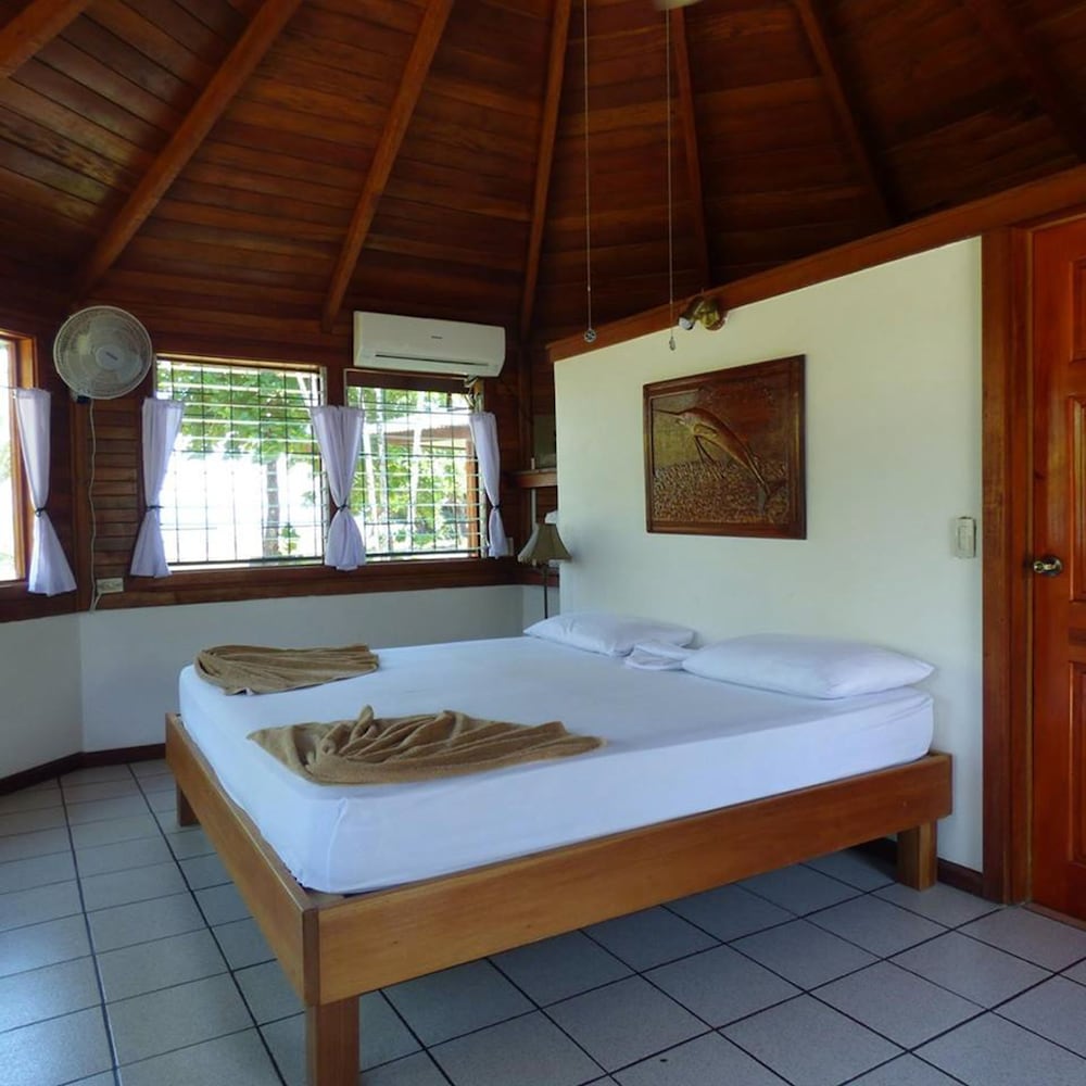 Classic Bungalow, 1 King Bed, Non Smoking, Ocean View photo 1