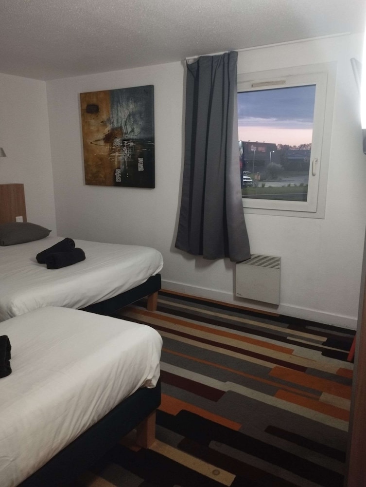 Standard Room, Multiple Beds photo 3