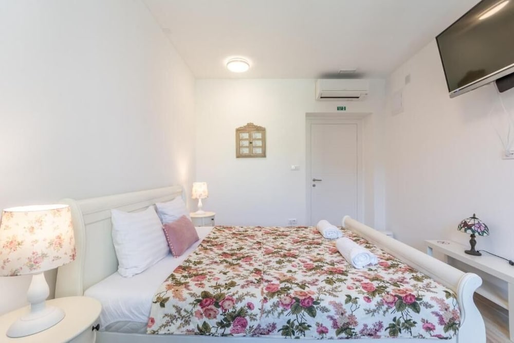 Room (S3)