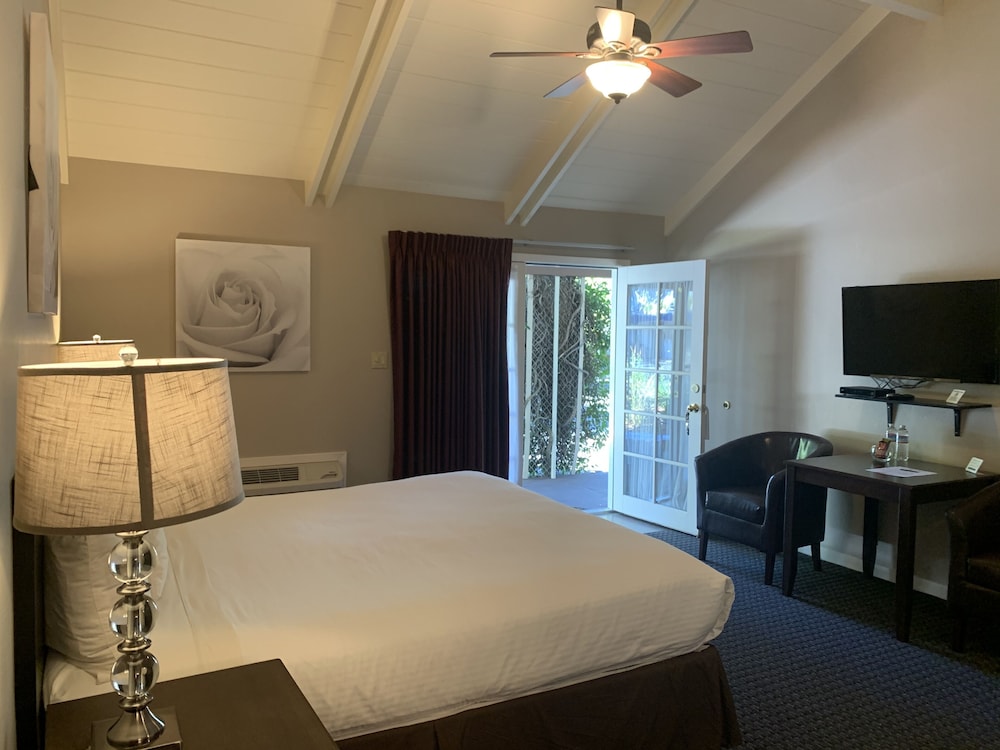 Superior Room, 1 King Bed photo 2