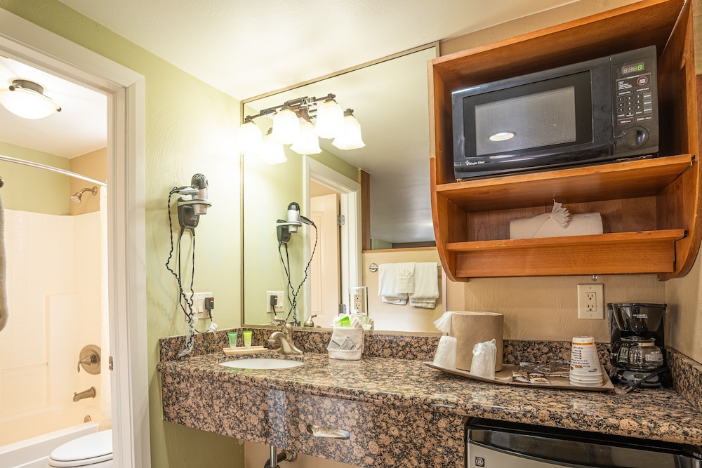 Deluxe Double Room, 2 Queen Beds - Photo 5