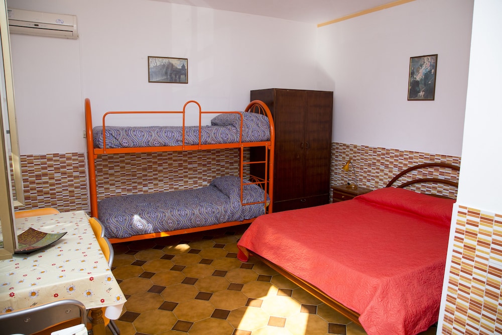 Economy Bungalow, Multiple Beds