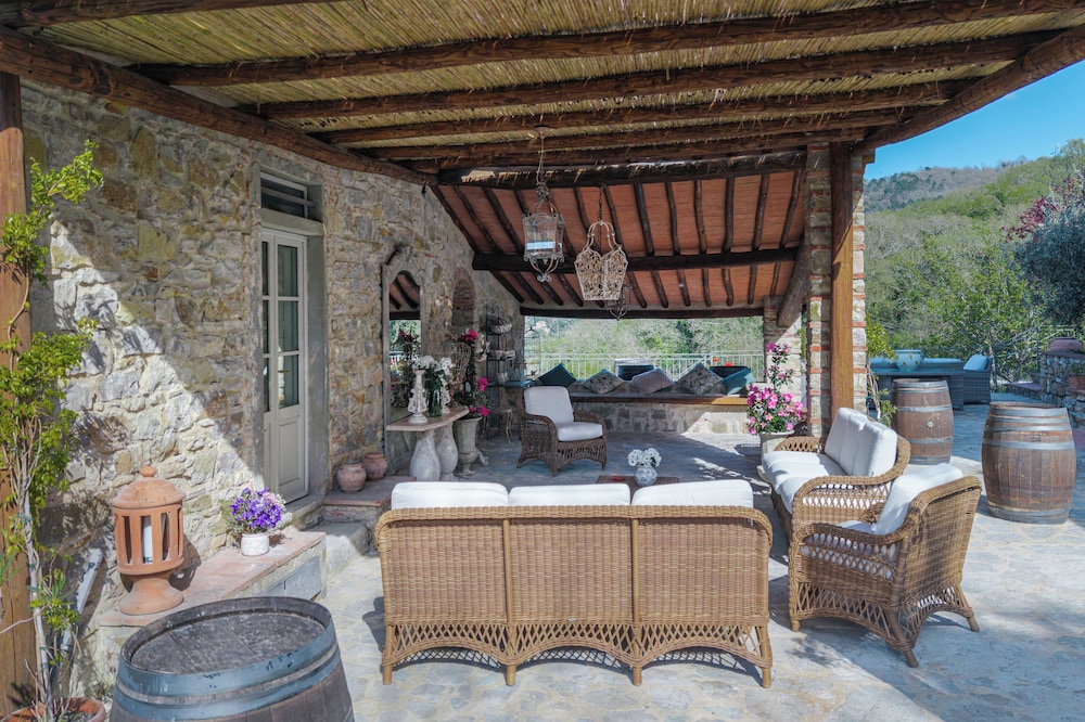 Villa photo 2