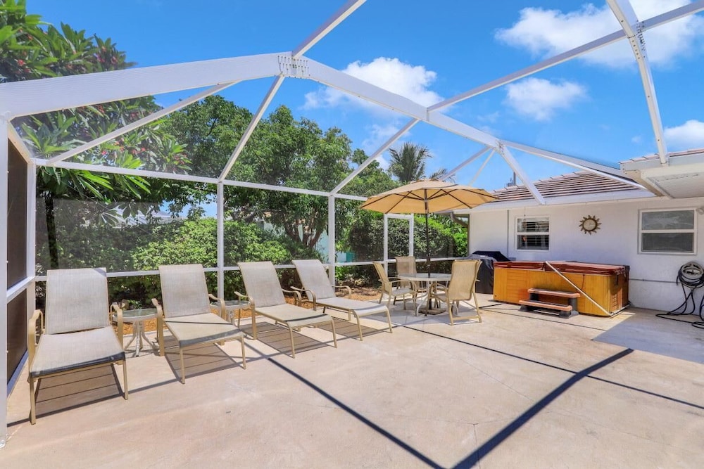 House, Multiple Beds (Cozy home with sunroom, pool and step) photo 3