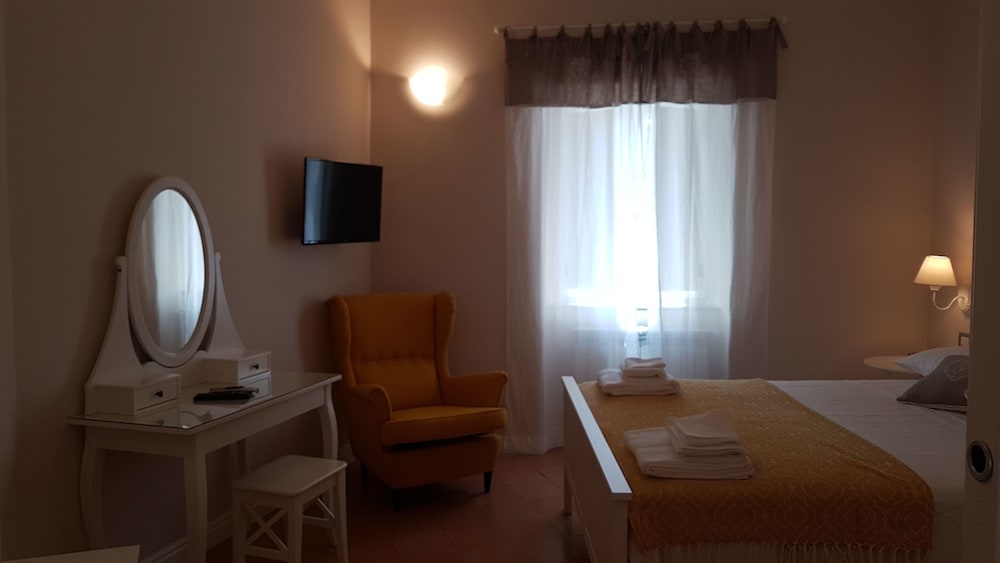 Comfort Double Room, 1 Queen Bed, Ensuite, Courtyard Area photo 3