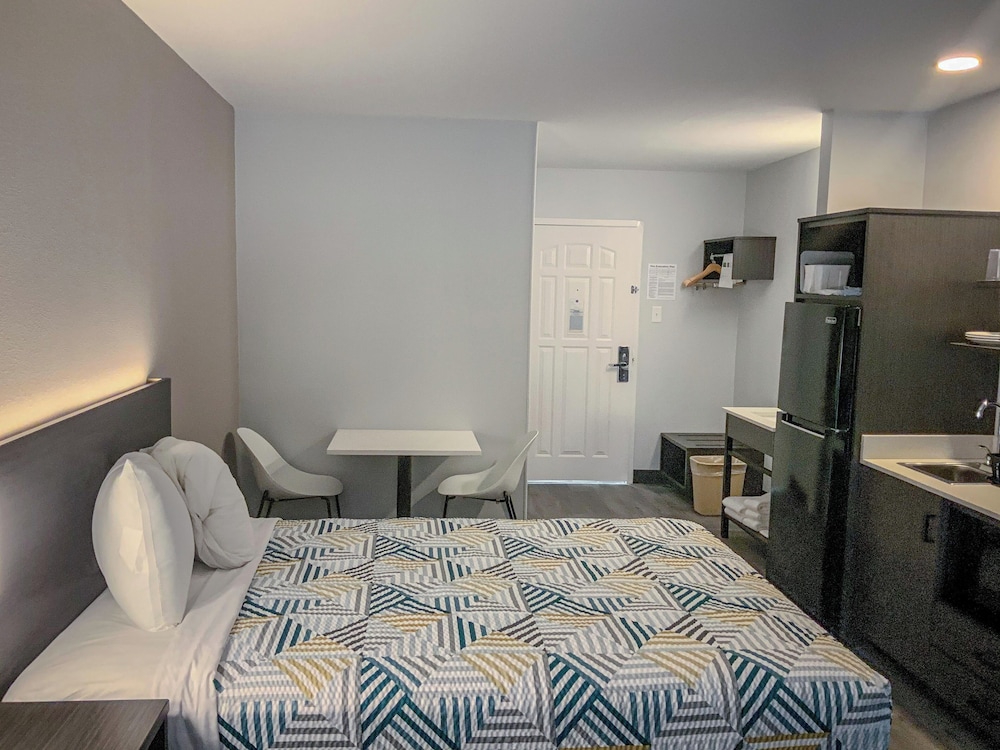 Standard Room, 1 King Bed, Smoking - Photo 4
