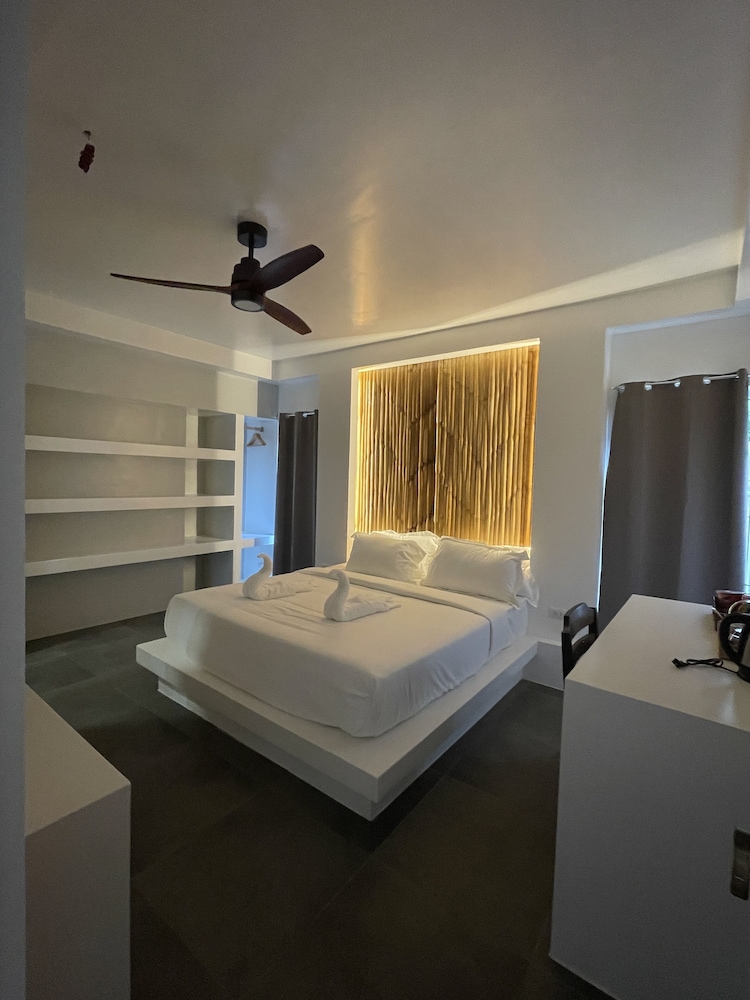 Suite - Photo 16