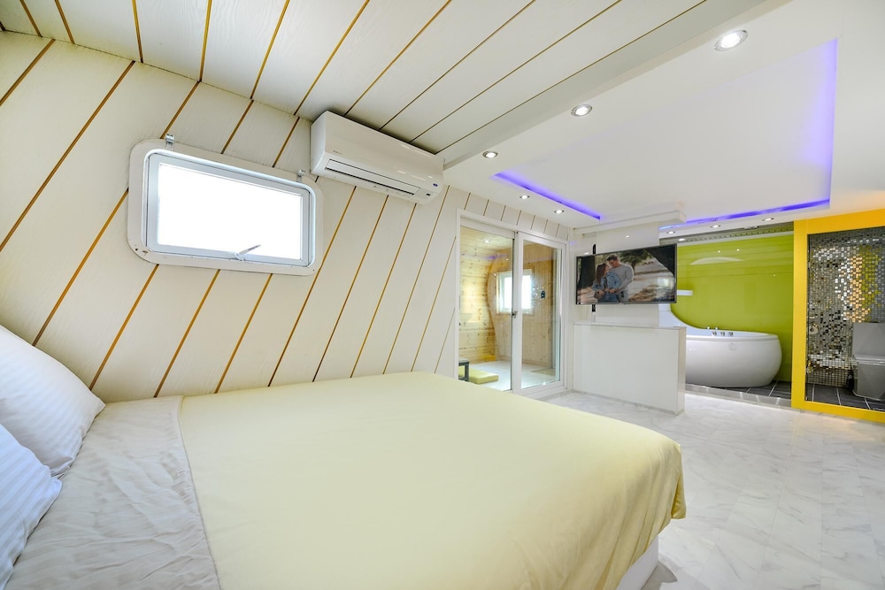 Basic Room, 1 Bedroom (Yello(Spa/Camping car))