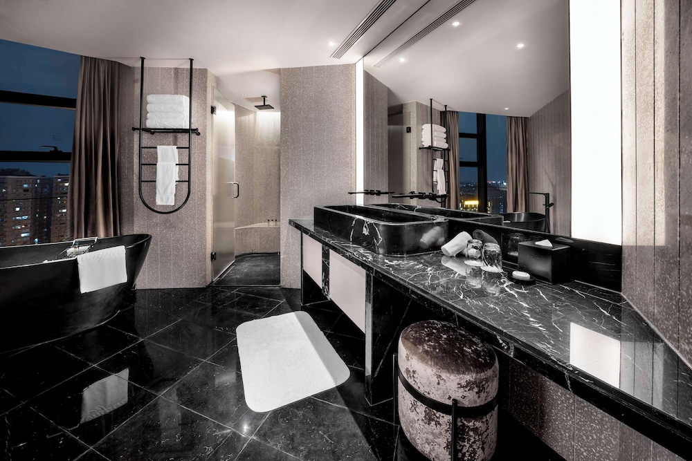 Deluxe Suite - Photo 1