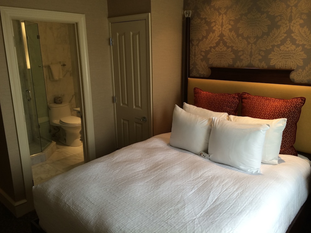 Classic Room, 1 Queen Bed thumbnail 5