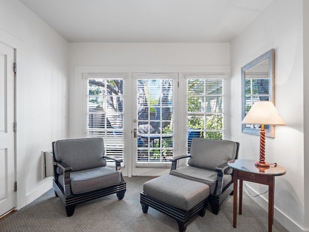 Signature Single Room, 1 King Bed, Lanai, Garden Area - Photo 4
