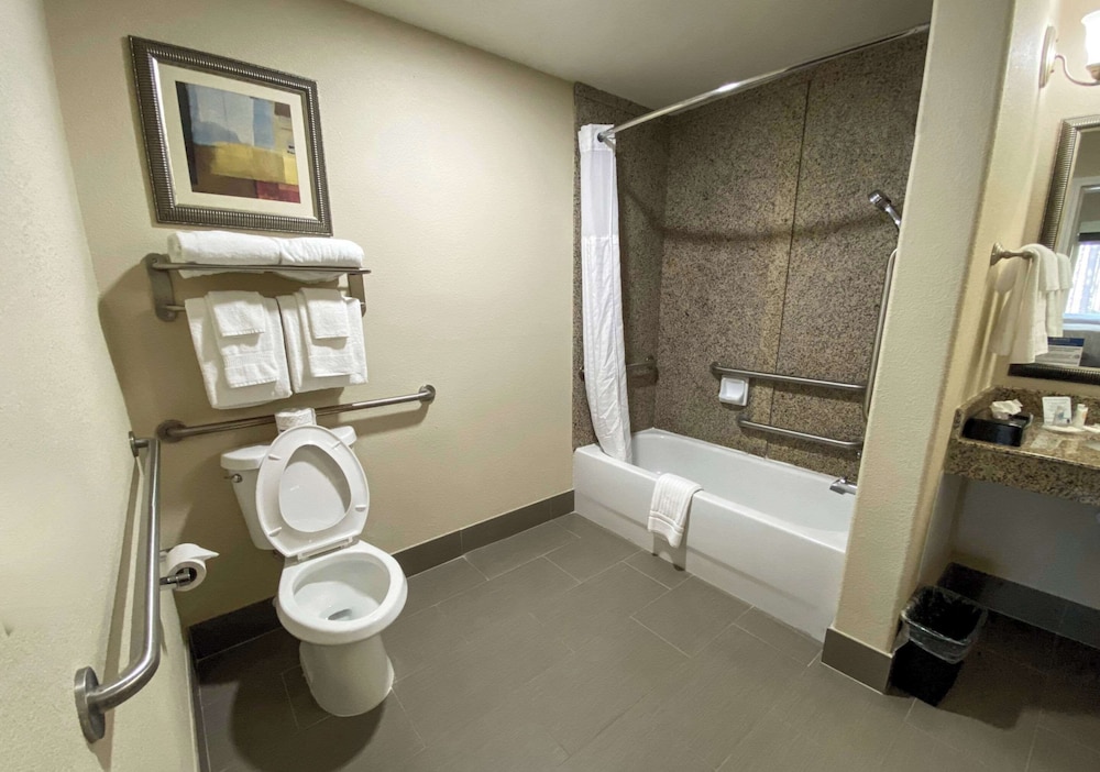 Queen Suite Deluxe Accessible - Photo 4