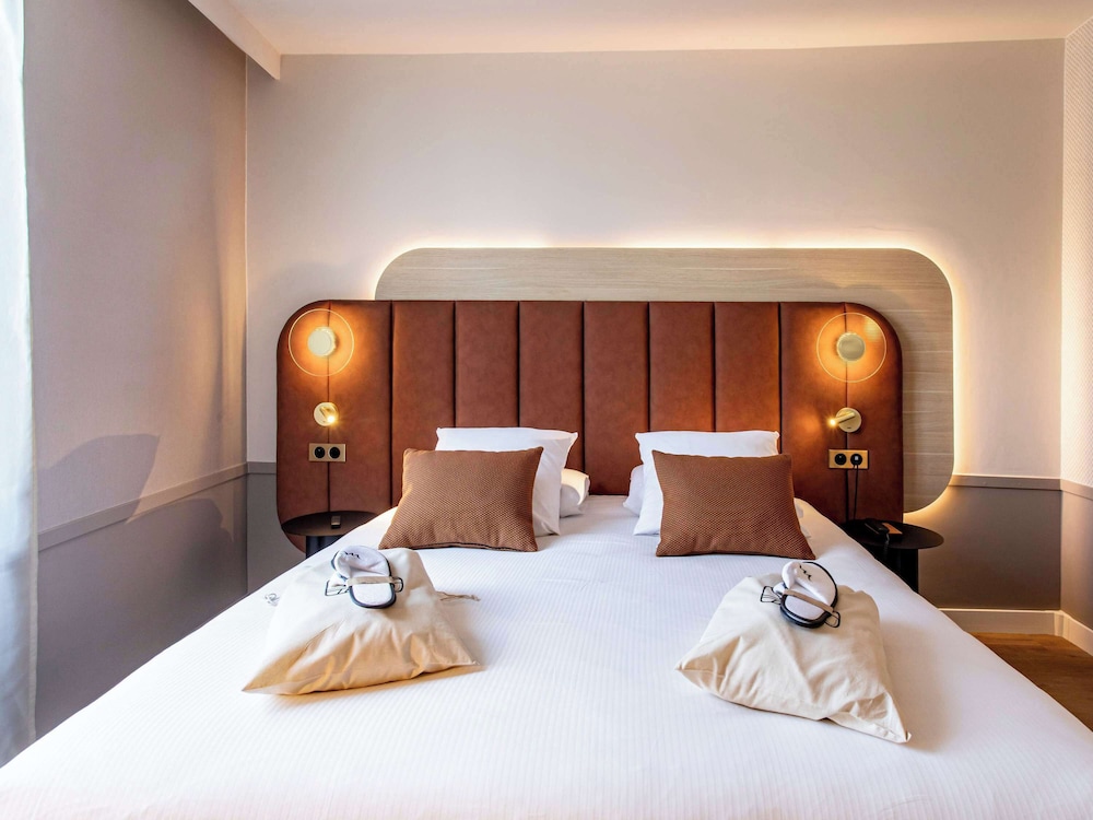 Suite, 1 King Bed with Sofa bed