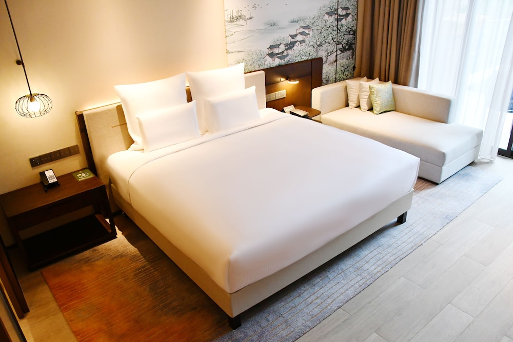 Executive Room, 1 King Bed, Club Lounge Access, Garden View - Photo 2