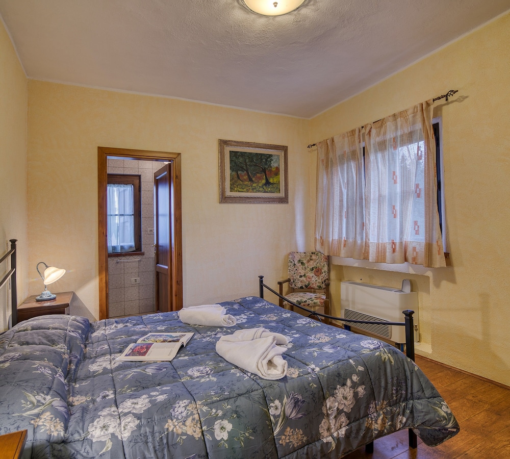 Family Apartment, 2 Bedrooms, 2 Bathrooms, Mountainside (Appartamento Pera Shared Pool)
