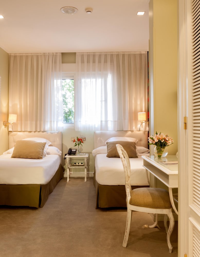Standard Double or Twin Room - Photo 8
