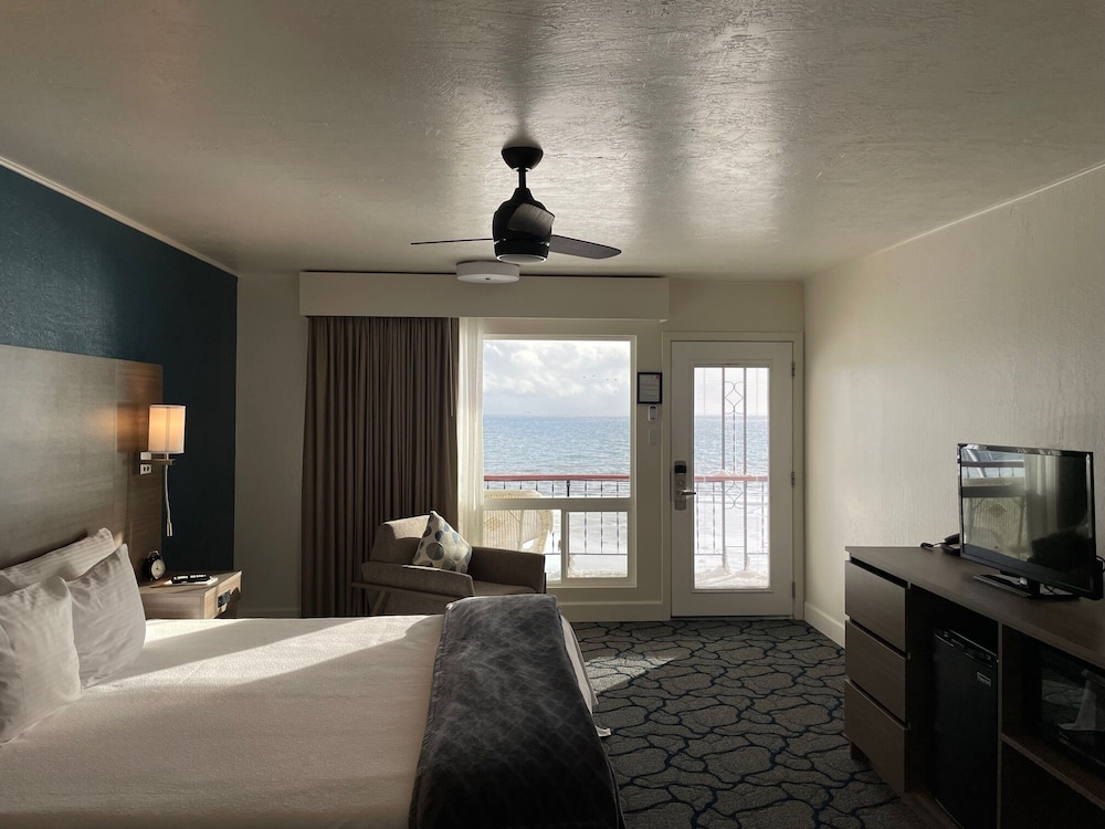 Lakefront King Room photo 2