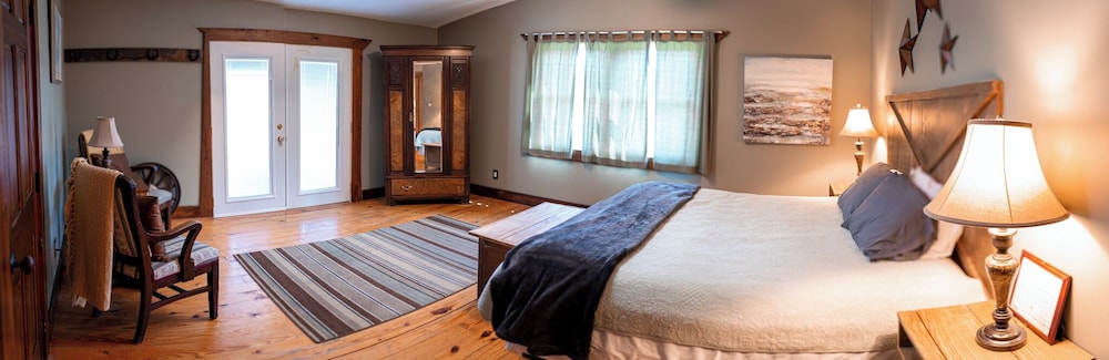 1 King Suite with Sofa Bed photo 3