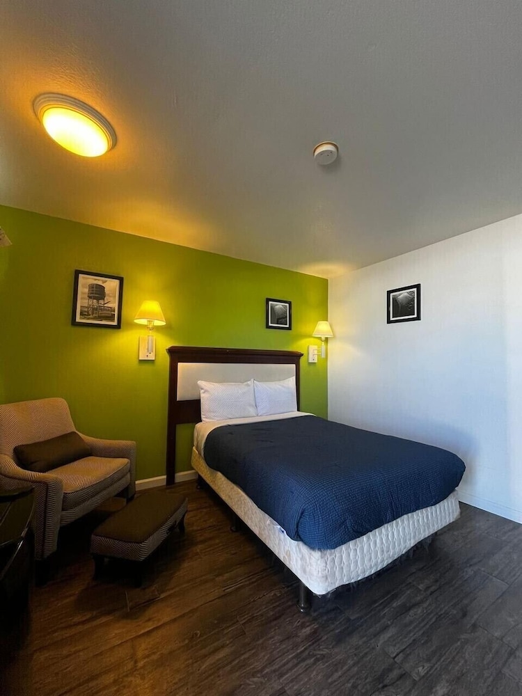 Standard Room, 1 King Bed, Non Smoking photo 1
