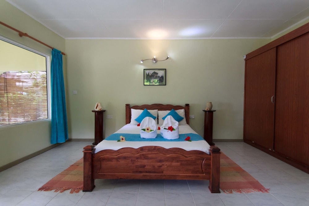 Standard Studio Suite, Partial Sea View photo 2