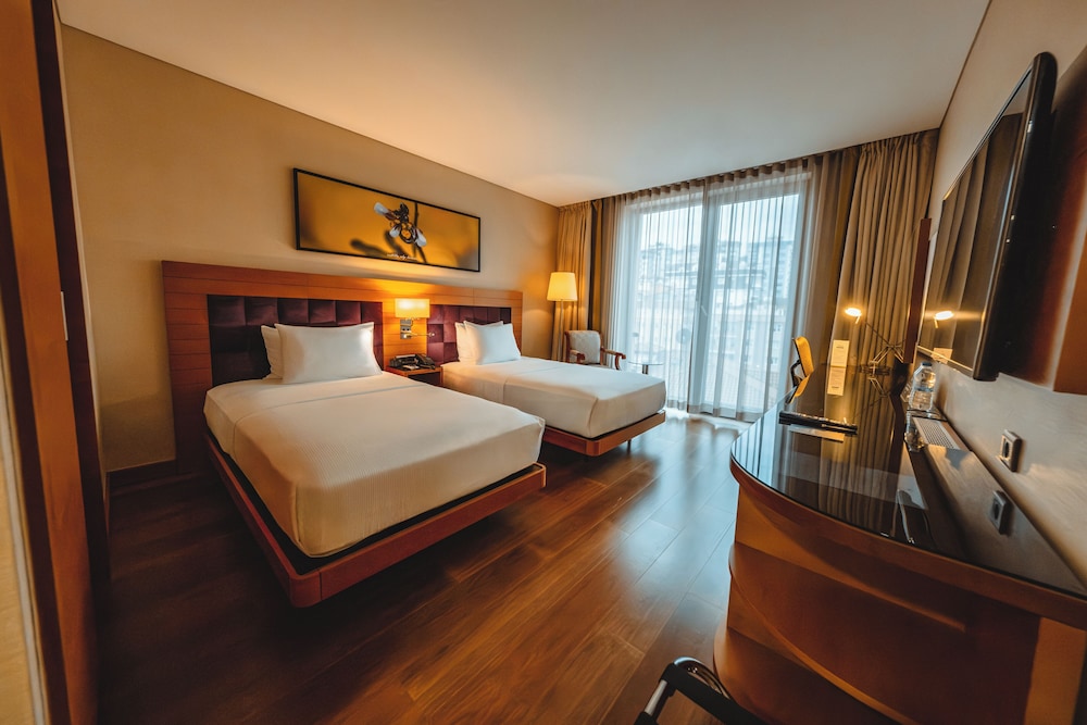 Suite, 2 Bedrooms, Accessible thumbnail 6