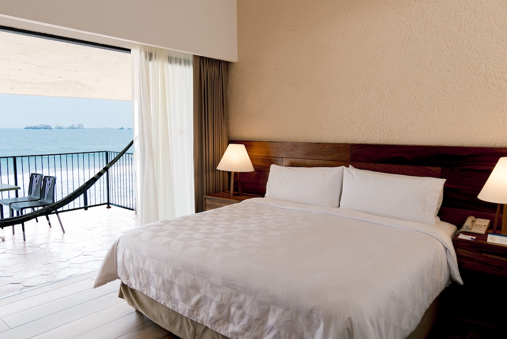 Standard Room, 1 King Bed, Oceanfront photo 2