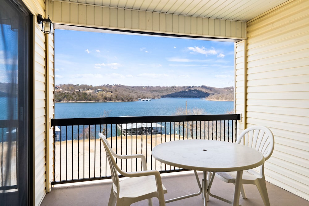 2 - BD Lakefront Deluxe Suite Unit 304