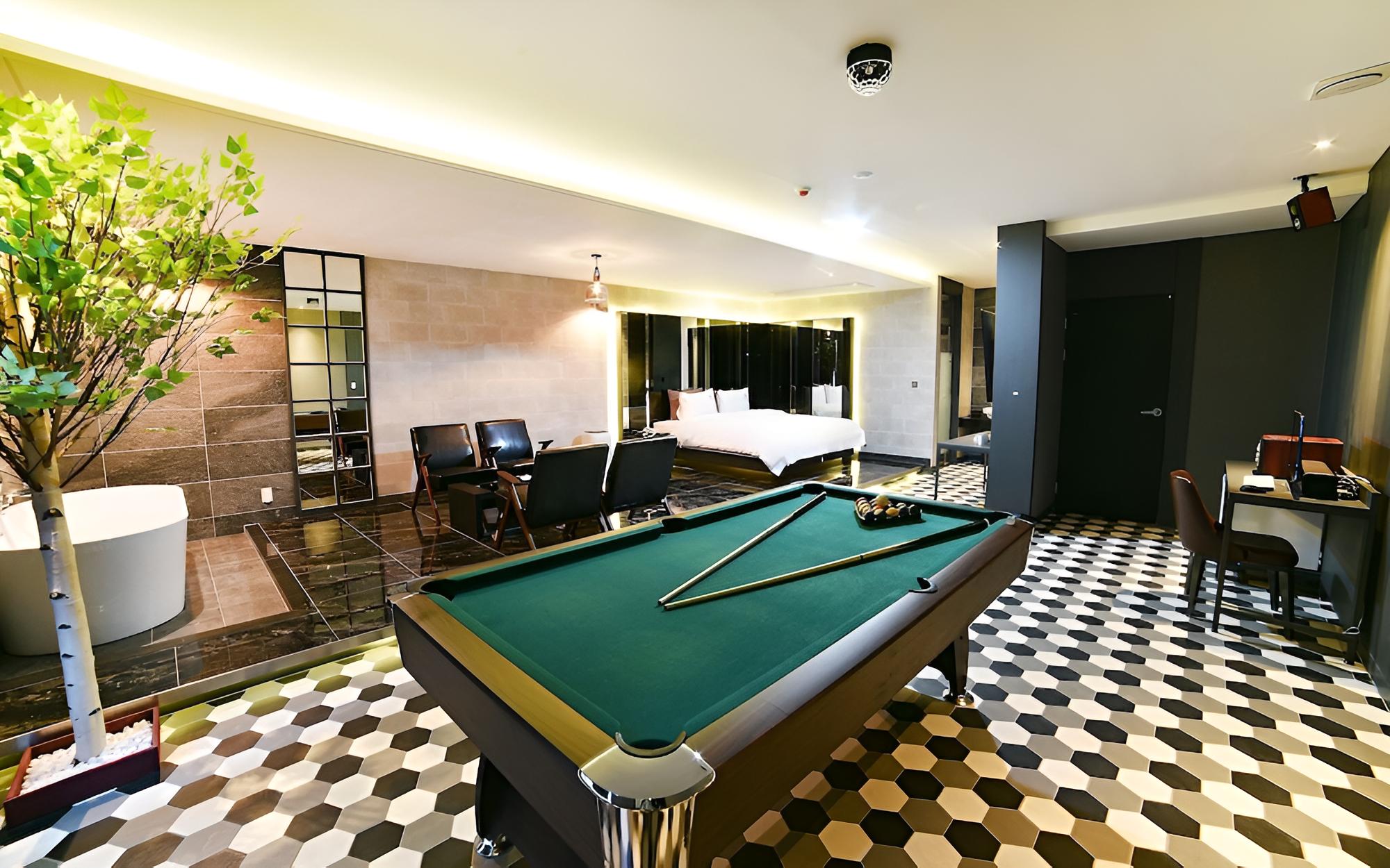 Room (Suite (Party billiard room styler equ) - Photo 2