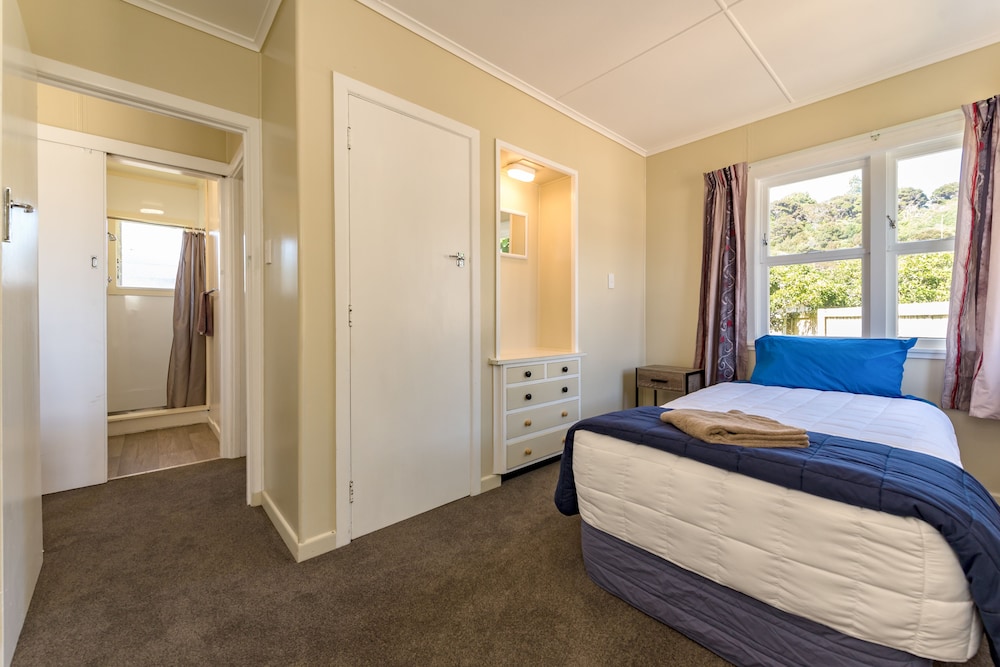 Waitangi Beach Bach 30A photo 3