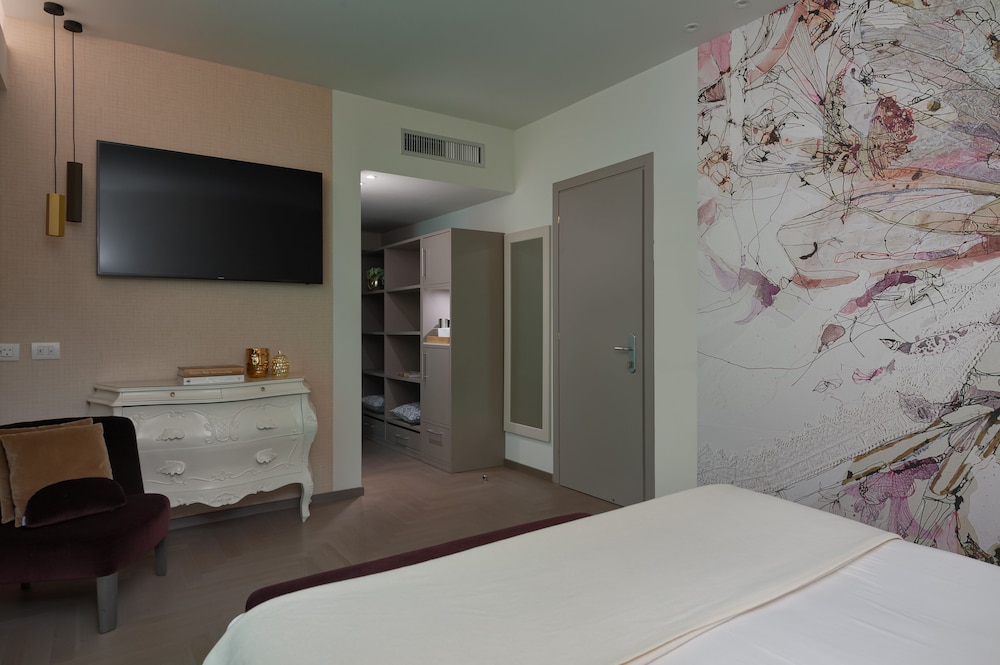 Double Room, Private Bathroom (King) - Photo 5