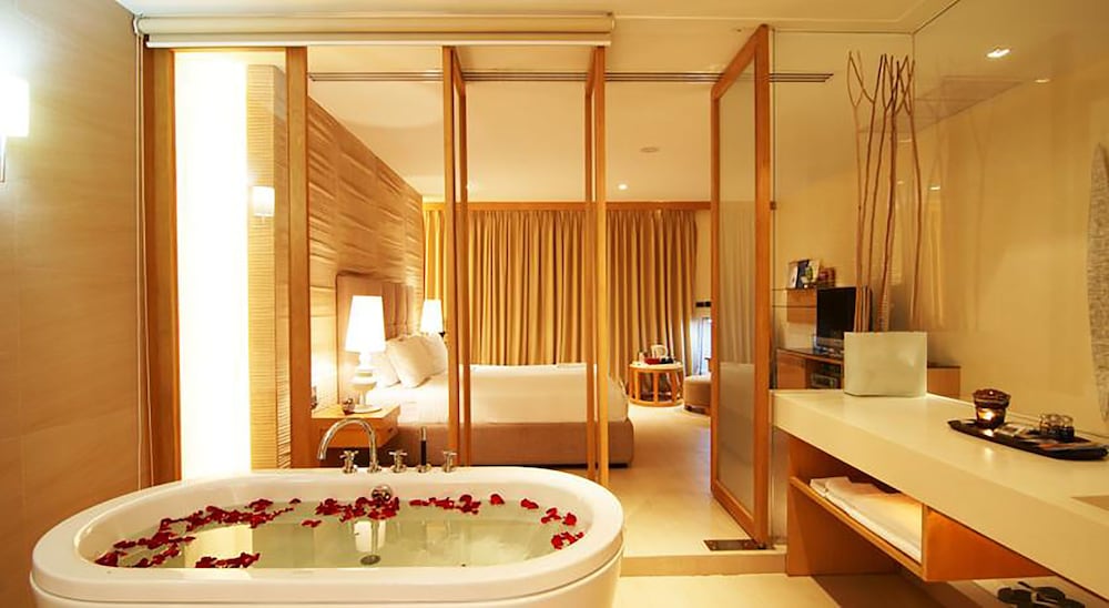 Deluxe Room, Partial Sea View photo 2