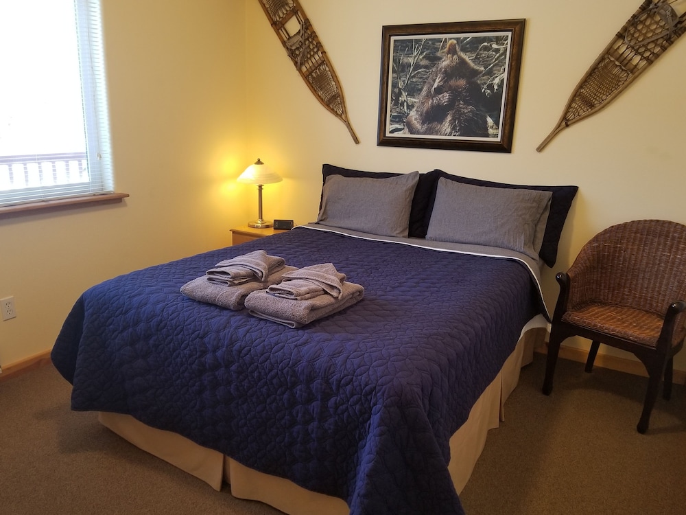 Standard Room, 1 Queen Bed, Shared Bathroom photo 1