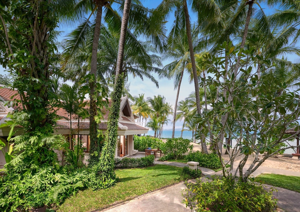 Deluxe Beachfront Villa - Photo 2