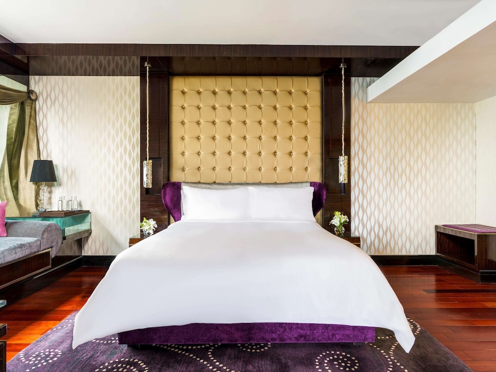 Suite, 1 King Bed (Opera) thumbnail 6