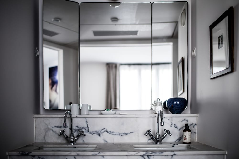 Room, 1 King Bed (Pigalle 21)