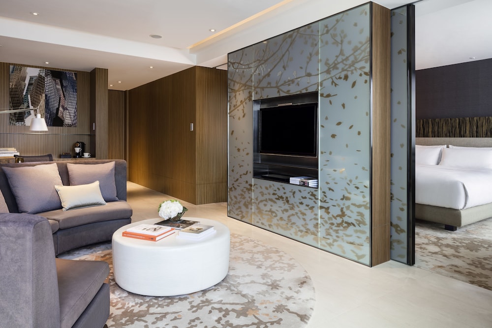 CLUB 65 Studio Suite King (with Club Lounge Access)