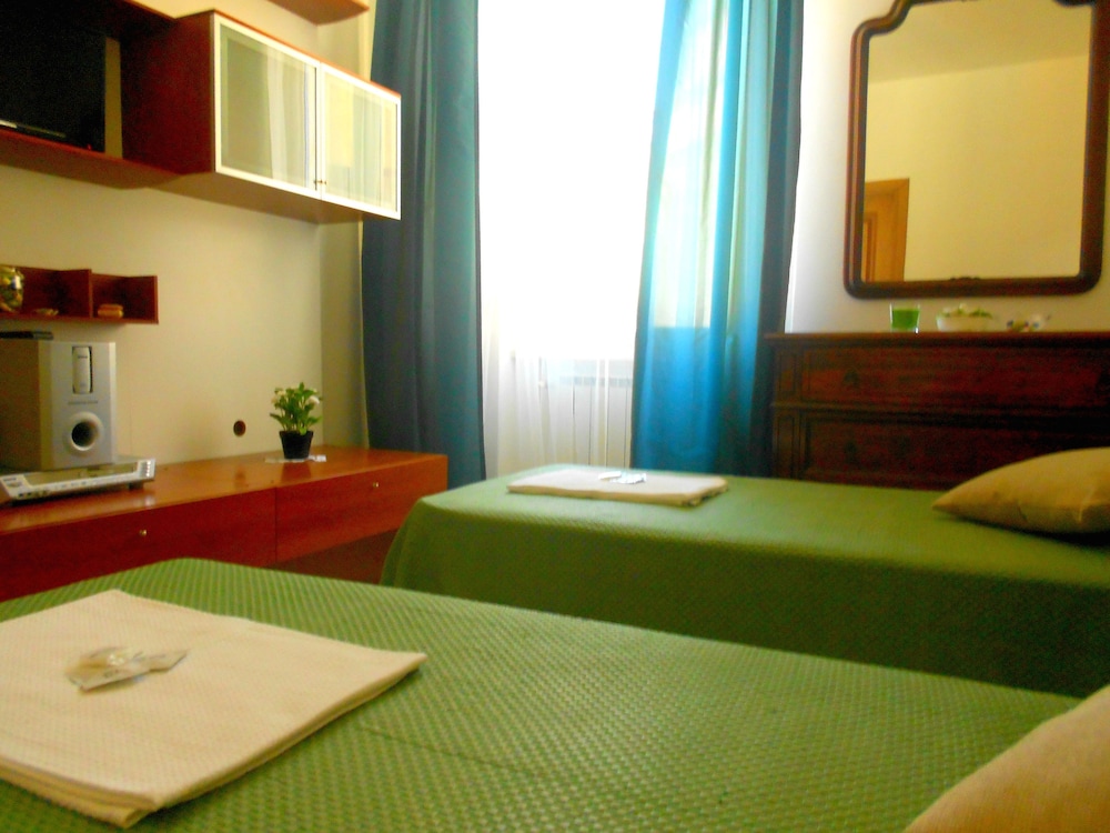 Standard Triple Room, 1 Double Or 2 Twin Beds, Shared Bathroom