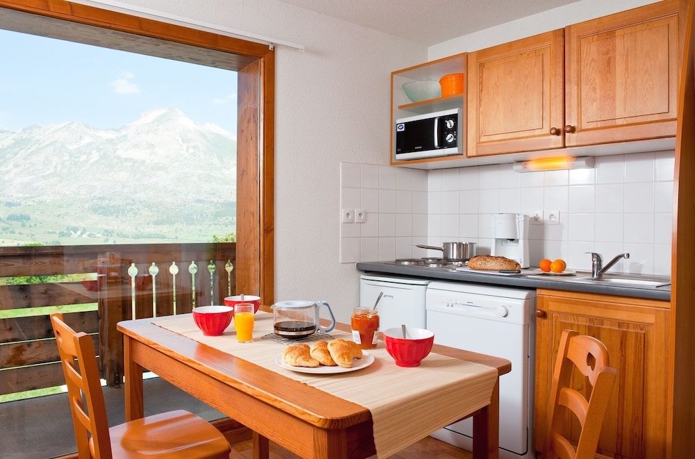 4 room semi-detached chalet with cabin room for 12