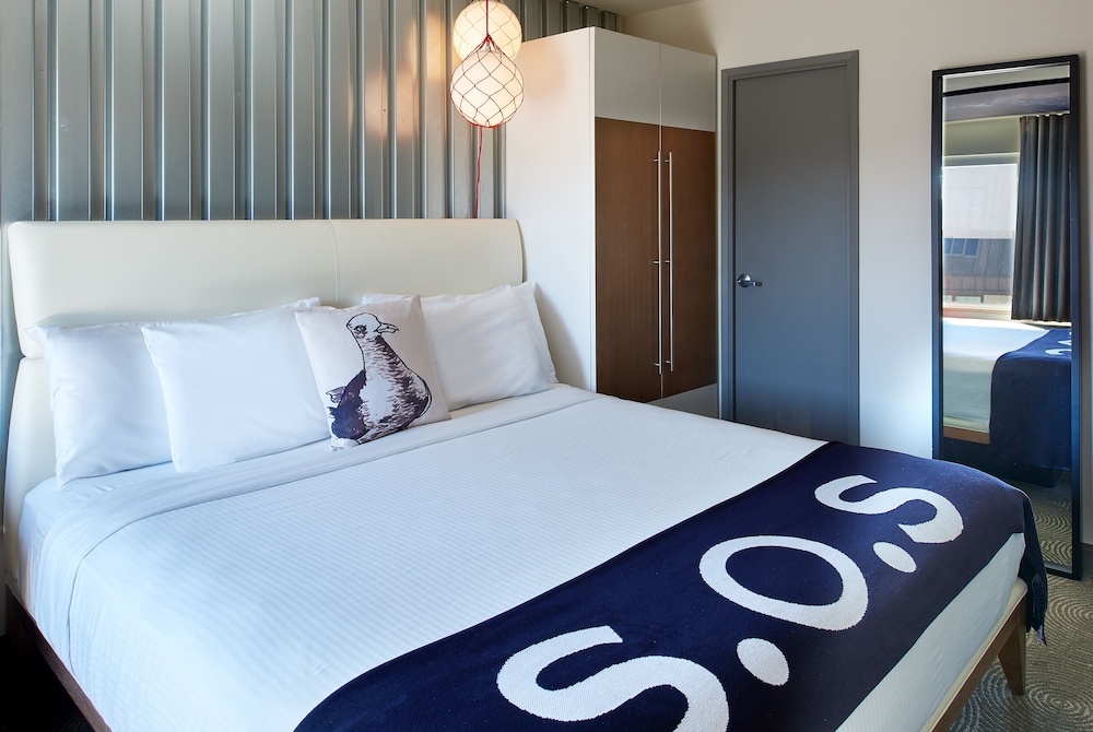 Deluxe Room, 1 King Bed, Balcony