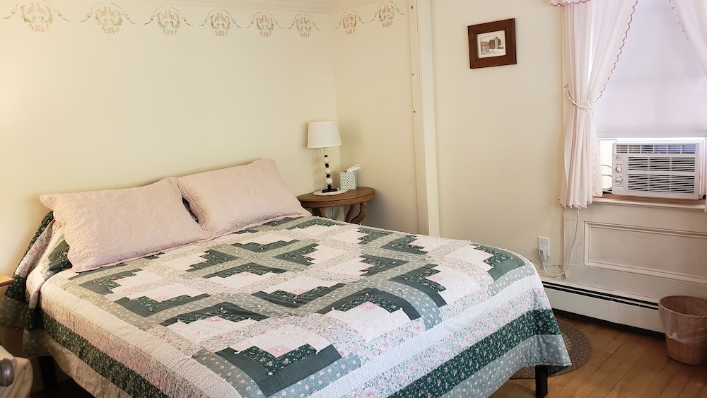 Room, 1 Queen Bed, Shared Bathroom (Room 5)