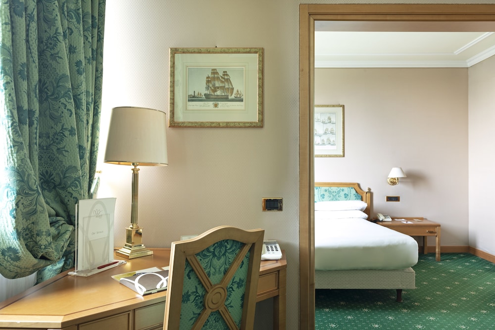 Junior Suite, 1 Queen Bed - Photo 3
