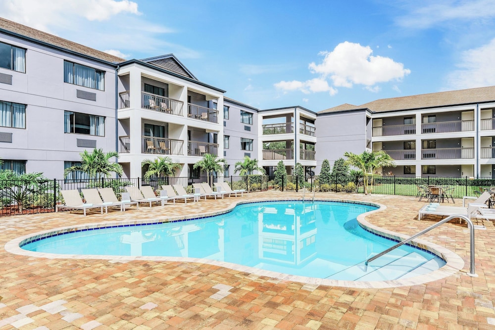 Room, 2 Queen Beds, Pool View (Patio)