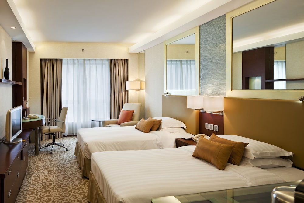 Superior King Room thumbnail 5