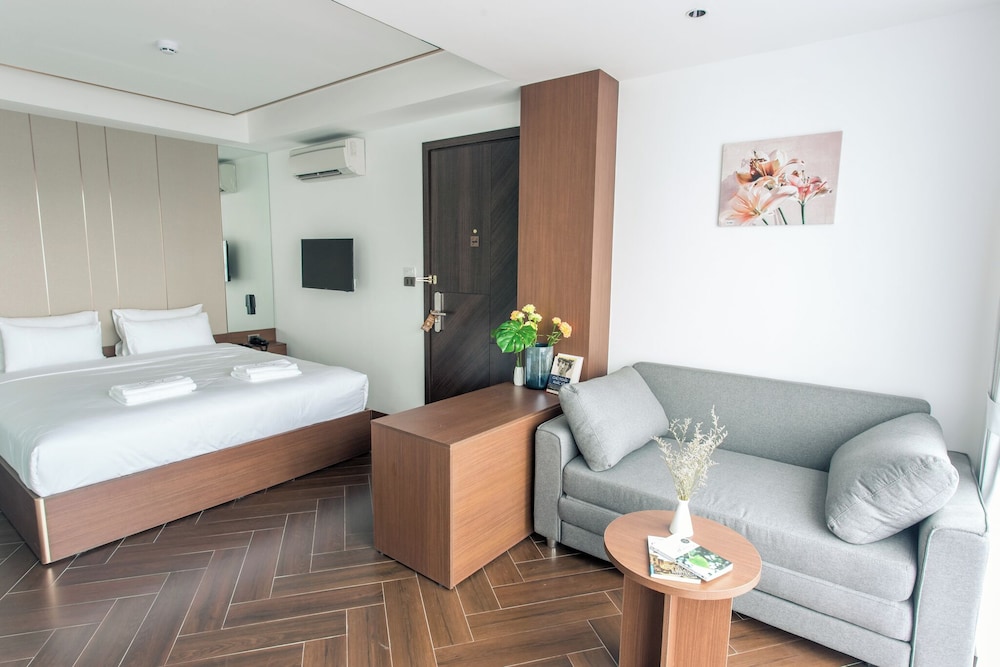 Deluxe Room, 1 King Bed, City View photo 3