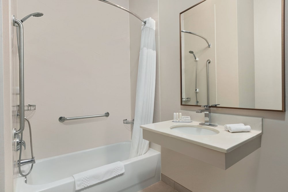 Room, 1 King Bed (Mobility Accessible, Tub) - Photo 5