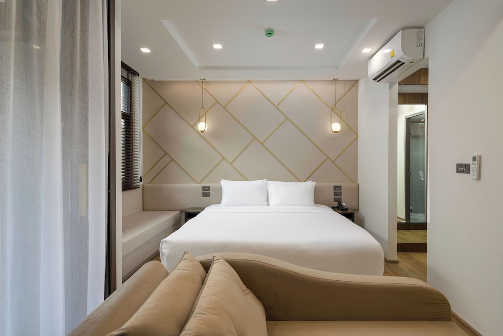 Deluxe Room, 1 King Bed - Photo 10