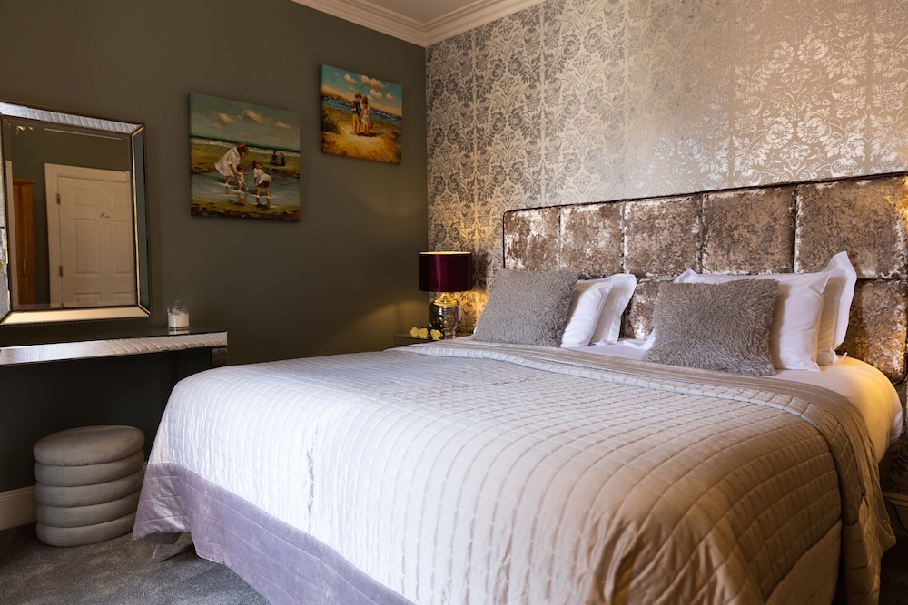 Superior Suite, Ensuite, Courtyard View (Aspen Copse) photo 2