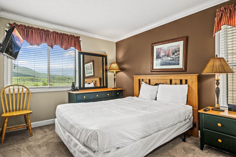 Pinewood Escape | Sleeps 6 Full Kitchen Indoor Pool Mountains Views photo 3