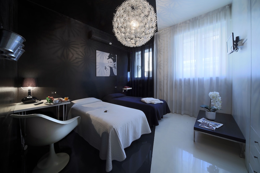 Standard Room, 2 Twin Beds - Photo 1
